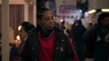 Ralph Lauren Veste portée par Jukebox (Hailey Kilgore) comme on le voit dans Power Book III: Raising Kanan (saison 2 épisode 9)