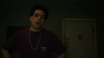 T-shirt Guess porté par Shawn 'Famous' Figueroa (Antonio Ortiz) comme on le voit dans Power Book III: Raising Kanan (saison 2 épisode 9)