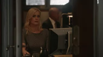 Top a rayas usado por Abigail Baker (Abigail Hawk) como se ve en el vestuario de la serie de televisión Blue Bloods (S13E02)