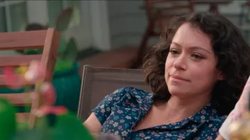 Robe à fleurs portée par Jennifer Walters (Tatiana Maslany) dans She-Hulk: Attorney at Law (saison 1 épisode 9)