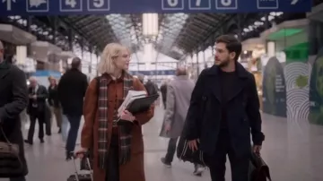 Manteau rouge porté par Paula (Lucy Boynton) dans Modern Love