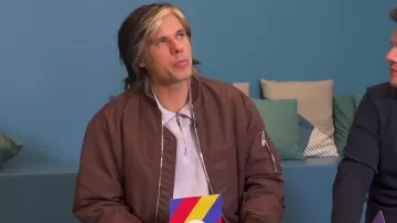 Le bomber marron porté par Orelsan dans la vidéo YouTube de Konbini : Orelsan et son frère Clément s’auto-posent les pires questions ! ????