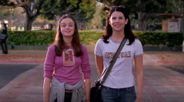 Chemise grise new-yorkaise portée par Lorelai Gilmore (Lauren Graham) dans les tenues de la série télévisée Gilmore Girls (saison 2 épisode 4)