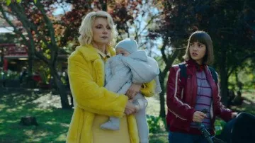 Veste en cuir rouge portée par Aitana (Carla Campra) comme on le voit dans la garde-robe de la série Holy Family (saison 1)