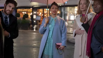 Manteau long en laine bleu clair porté par Eloise (Cynthia Addai-Robinson) comme on le voit dans les tenues du film The People We Hate at the Wedding
