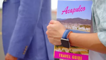 Bracelet multicolore Apple Watch porté par Hugo (Raphael Alejandro) vu à Acapulco (S02E01)