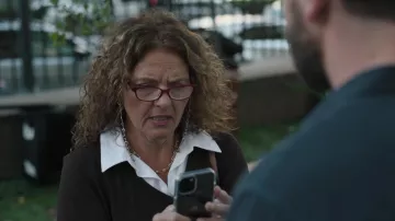 Lunettes rouges portées par Callie Cruz (Aida Turturro) dans les tenues de la série télévisée New Amsterdam (S05E06)