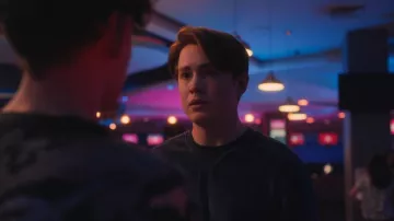 Blue Crewneck porté par Nick Nelson (Kit Connor) dans la série télévisée Heartstopper (saison 1, épisode 5)