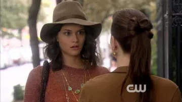 El sombrero de fieltro usado por Sage Spence (Sofia Black-D'Elia) en la serie Gossip Girl (Temporada 6 Episodio 5)