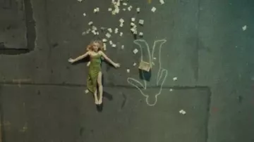 La robe verte portée par Sabrina Carpenter dans son clip Skinny Dipping