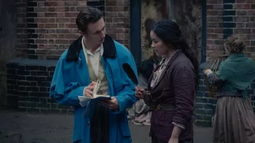 Gabardina azul usada por Leopold (Harrison Osterfield) como se ve en los trajes de la serie de televisión The Irregulars (Temporada 1)