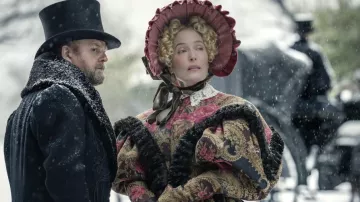 Robe imprimée victorienne portée par Gillian Anderson comme on le voit dans la garde-robe du film The Pale Blue Eye