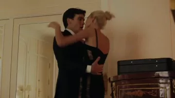 Haut noir et jupe portés par Anna (Sasha Luss) dans le film Anna