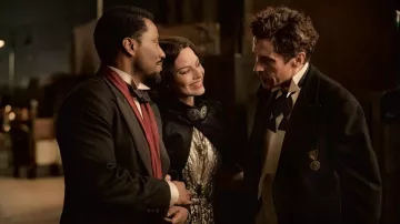 Robe argentée portée par Valerie Voze (Margot Robbie) vue dans la garde-robe de film d’Amsterdam