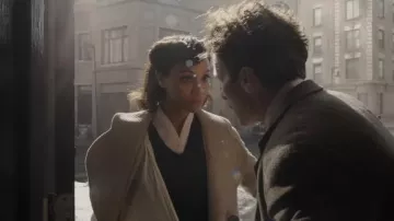 Manteau porté par Irma St. Clair (Zoe Saldana) vu dans la garde-robe de film d’Amsterdam