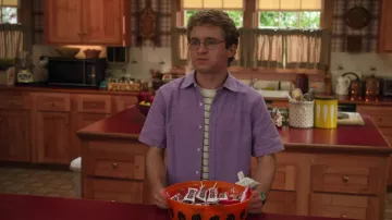 Camisa púrpura de manga corta usada por Adam Goldberg (Sean Giambrone) como se ve en los trajes de la serie de televisión The Goldbergs (S10E06)