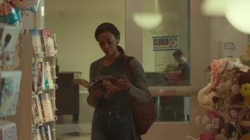 Tote bag porté par Amy Wheeler (Zoe Saldana) comme on le voit dans la garde-robe de la série télévisée From Scratch (saison 1 épisode 7)