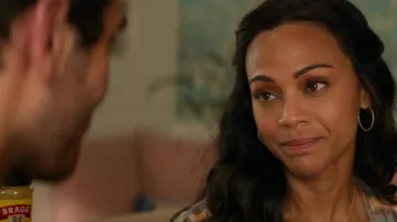 Boucles d’oreilles en boucle portées par Amy Wheeler (Zoe Saldana) comme on le voit dans From Scratch (S01E02)
