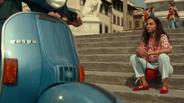 Chaussures rouges portées par Amy Wheeler (Zoe Saldana) dans les tenues de la série télévisée From Scratch (S01E01)