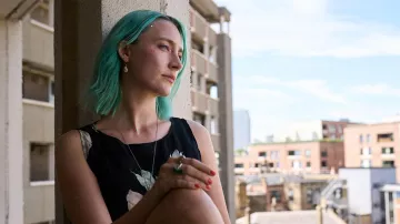 Anillo de lazo usado por Rona (Saoirse Ronan) como se ve en los trajes de la película The Outrun