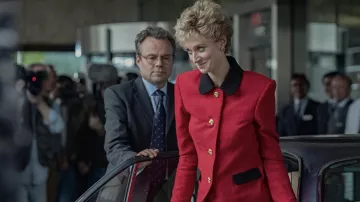 Blazer rouge avec col noir porté par la princesse Diana (Elizabeth Debicki) comme on le voit dans la garde-robe de la série télévisée The Crown (saison 5)