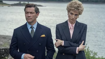 Montre en or portée par la princesse Diana (Elizabeth Debicki) vue dans la série télévisée The Crown (saison 5)