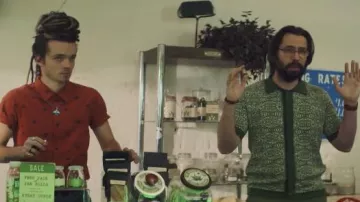 Suéter polo verde de manga corta usado por Bodhi (Martin Starr) como se ve en Tulsa King Outfits (Temporada 1)