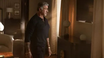 Polo noir porté par Dwight 'The General' Manfredi (Sylvester Stallone) vu dans Tulsa King (saison 1)