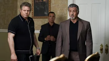 Polo noir porté par Charles 'Chickie' Invernizzi (Domenick Lombardozzi) vu dans la série télévisée Tulsa King (saison 1)
