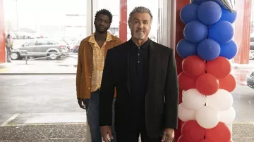 Chemise imprimée portée par Tyson (Jay Will) dans les tenues de Tulsa King (saison 1)
