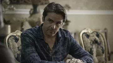 Chemise imprimée portée par Vince Antonacci (Vincent Piazza) dans les tenues de la série télévisée Tulsa King (saison 1)
