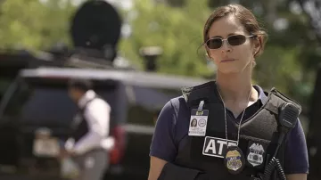 Lunettes de soleil portées par Stacy Beale (Andrea Savage) dans Tulsa King Outfits (saison 1)