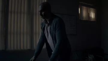 Cardigan porté par Amir Chaudhry (Usman Ally) comme on le voit dans les tenues de film Grimcutty