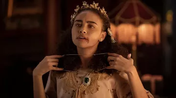 Necklace pendant worn by Claudia (Bailey Bass) as seen in Interview with the Vampire outfits (Season 1 Episode 4)