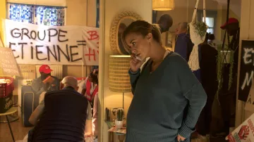 Le pull de grossesse portée par Alice (Alice Belaïdi) dans le film Le Nouveau Jouet
