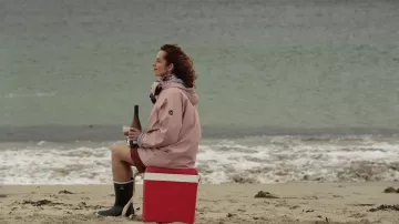 Le manteau de pluie rose porté par Laure (Lysiane Meis) dans le film Plancha