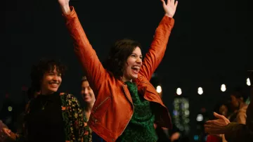 Le blouson en cuir orangé porté par Juliette (Louise Coldefy) dans le film Mon héroïne