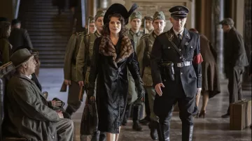 The black coat with fur collar worn by Solange Gallinato (Fanny Ardant) in the film Couleurs de l'incendie