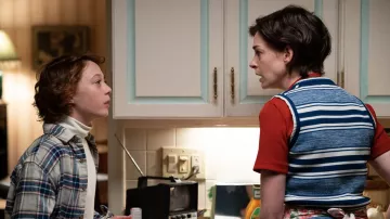 Suéter sin mangas a rayas usado por Esther Graff (Anne Hathaway) como se ve en el vestuario de la película Armageddon Time