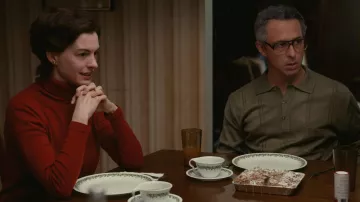 Suéter rojo de cuello alto usado por Esther Graff (Anne Hathaway) como se ve en Armageddon Time