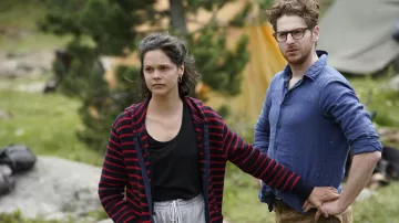 Le sweatshirt à capuche rayé porté par Valentine (Délia Espinat-Dief) dans le film Petaouchnok
