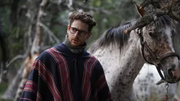 Le poncho rayé porté par Jonas (Pablo Pauly) dans le film Petaouchnok