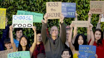 Cardigan porté par Woody Harrelson comme on le voit dans le documentaire Kiss the Ground