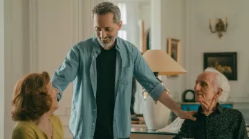 The lightweight denim shirt worn by Gad Elmaleh in the movie Reste un peu