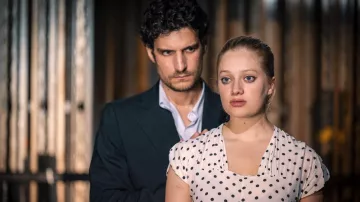 La robe blanche à pois portée par Stella (Nadia Tereszkiewicz) dans le film Les amandiers