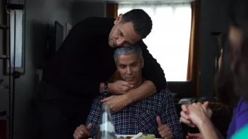La chemise à carreaux portée par Moussa (Sami Bouajila) dans le film Les Miens
