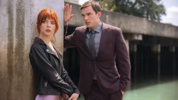 Veste en cuir Zip portée par Margot (Anya Taylor-Joy) comme on le voit dans la garde-robe du film The Menu