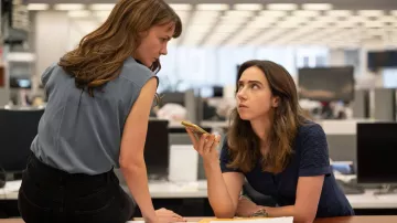 Vestido azul marino usado por Jodi Kantor (Zoe Kazan) como se ve en el vestuario de She Said