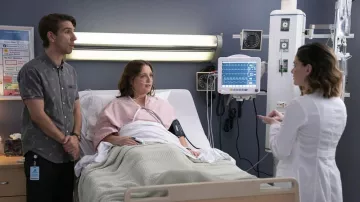 Chemise grise imprimée portée par Ben Meyer (Conner Marx) dans la garde-robe de New Amsterdam (saison 5 épisode 7)