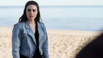 Veste zippée en jean portée par Riley Velez (Veronica St. Clair) dans les tenues de la série télévisée La Brea (saison 2 épisode 6)